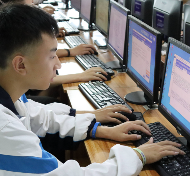 假如校园能提供让学生学习怎么评价AI所